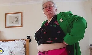 British Big Mature Grandma Playing With Herself - Caroline V