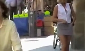 Without panties flashing her pussy