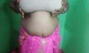 Indian sexy mom sneha peeing in green pot in shree