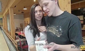 Guy Penetrates Attractive Beauty While Cuckold Plays Bowling