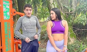 Colombiana Convence A Nerd Boy En Un Parque De Follar En Su Casa, Su Hijastro Los Descubre!