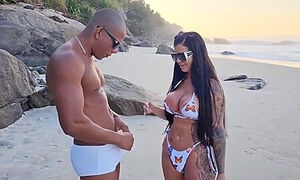 Pamela Makeup Morena Gostosa Estava Perdida Na Praia De Nud