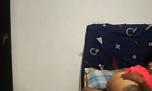 Mi vecino viene a pedir ayuda termina consolandome hasta llega el punto que termina follandomes el culo hasta dejarmelo todo lleno de leche