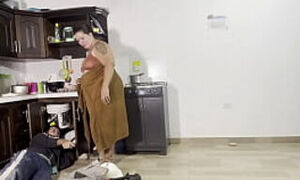 chica latina se folla con el alba&ntilde_il mientras su esposo no esta