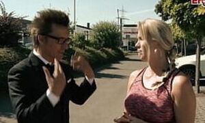 Deutsche blonde milf flirtet mit mann und verführt ihn zum sauna sex