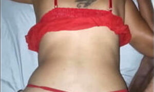 Sexy madrastra en lencería roja abre su culo para que su hijastro lo llene de semen mientras su marido ve televisión en la sala&period; Casi nos p