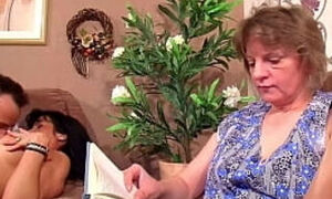 Reifes deutsches Paar treibt es vor der Putzfrau und sie muss mitmachen