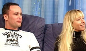 REIFE DEUTSCHE FRAU ZEIGT JUNGEN PAAR WIE SIE MIT SEINEM DICKEN SCHWANZ FICKT