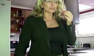 ANAL SEX FUER DEUTSCHE MILF LEHRERIN JENNY BEI NACHHILFE - GERMAN MATURE