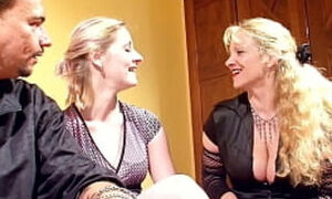 Reife deutsche Frau gibt jungen Paar Nachhilfe in Sachen Sex